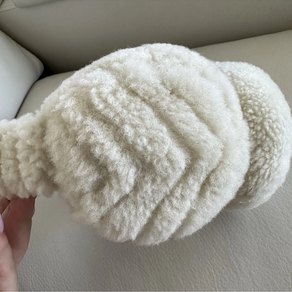 Gucci beige Fuzzy Ear Muffs - Picture 3 of 9